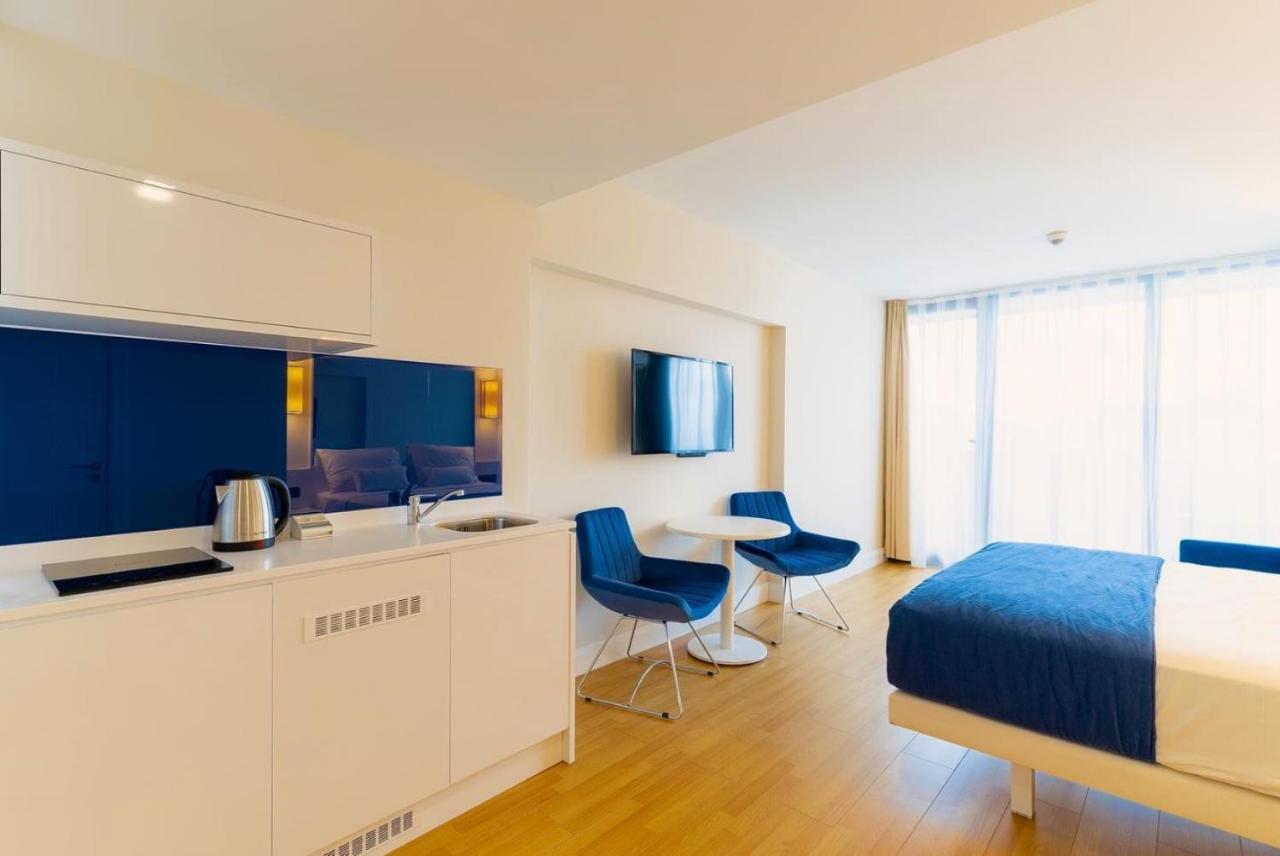 Batumi Beach Side & Sea View Aparthotel Buitenkant foto