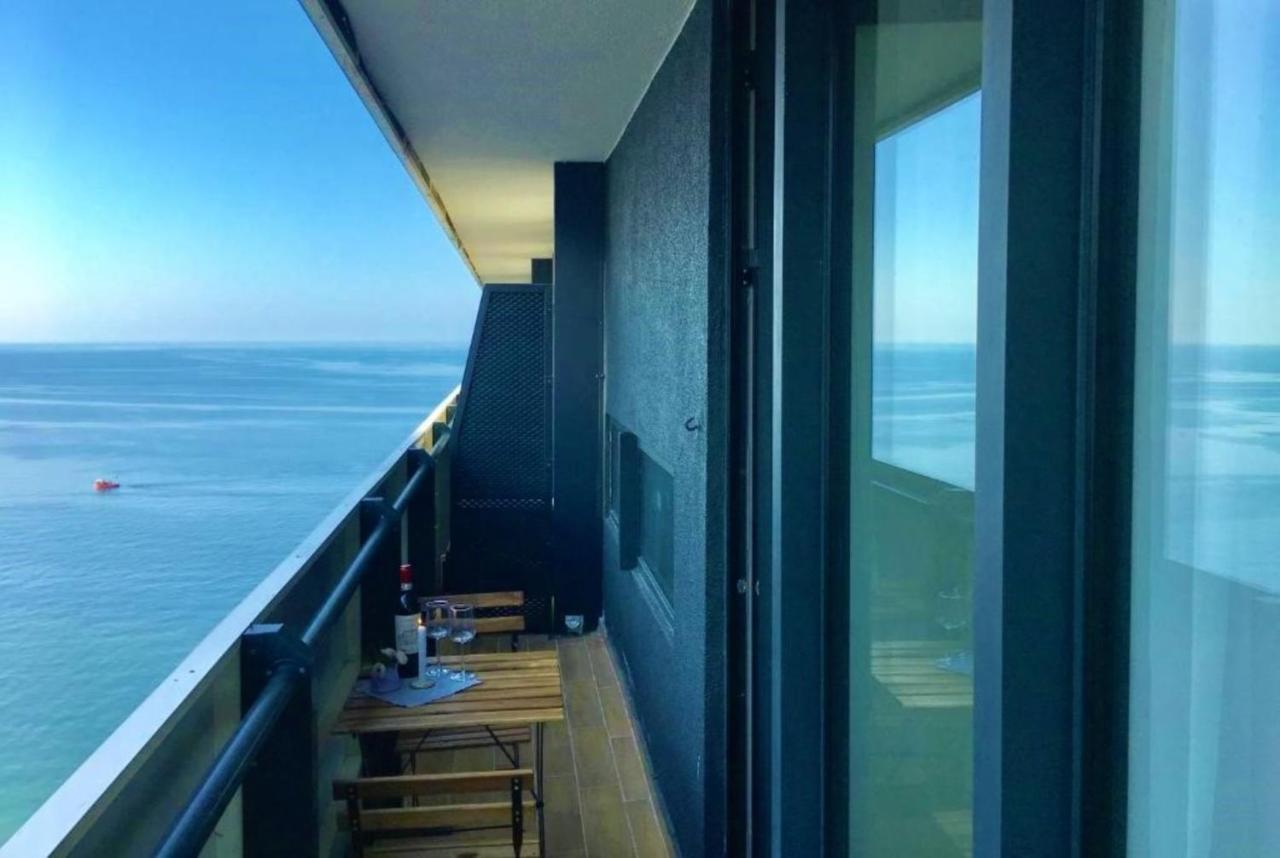 Batumi Beach Side & Sea View Aparthotel Buitenkant foto