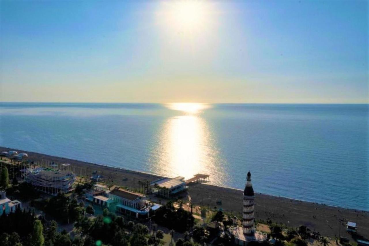 Batumi Beach Side & Sea View Aparthotel Buitenkant foto